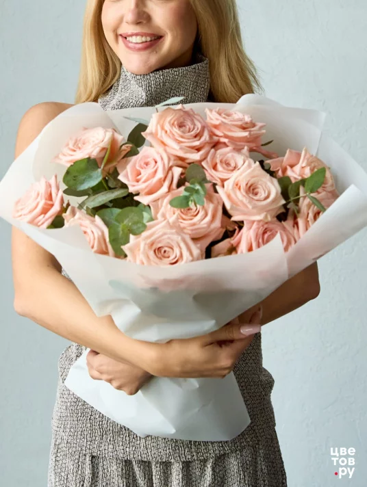 13 розовых роз с эвкалиптом